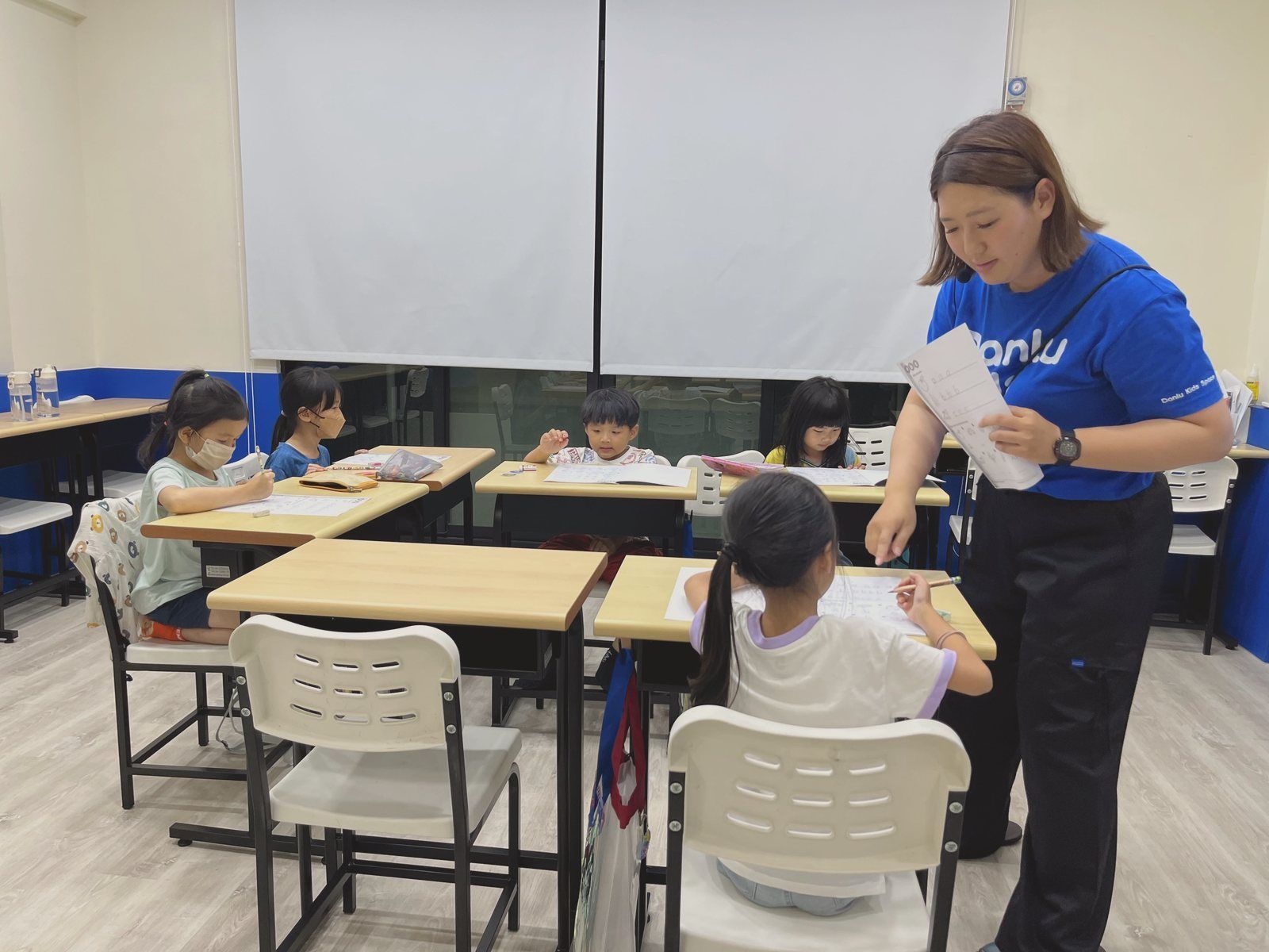 美語老師帶全班練習發音