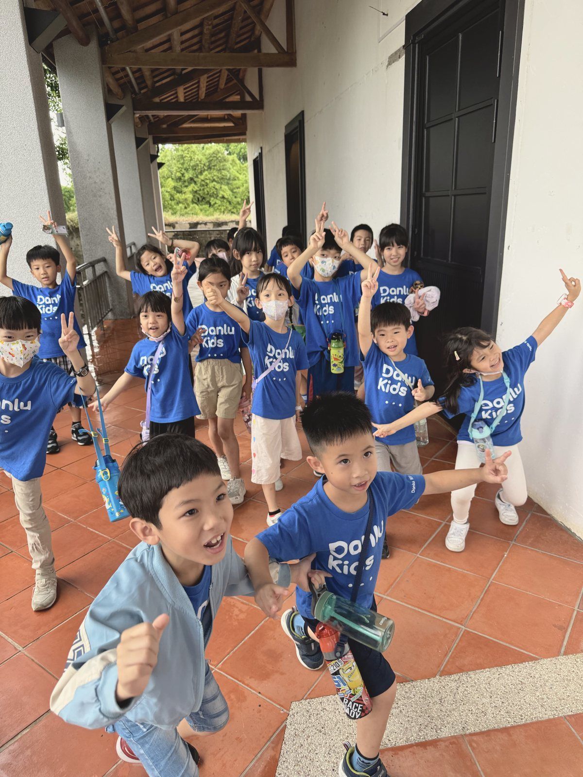 夏日行動計畫的孩子們一起歡呼